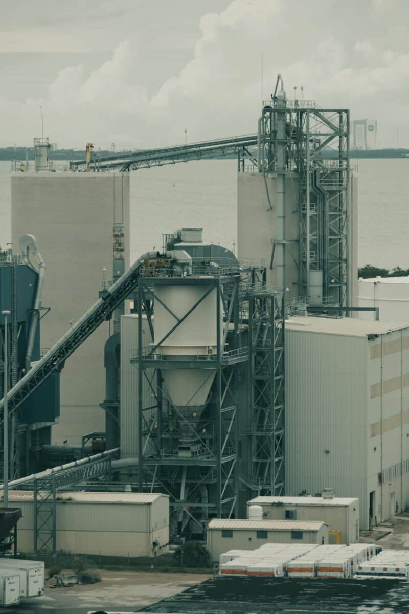Large industrial complex near ocean with cloudy sky at Cabo Cañaveral, Florida.