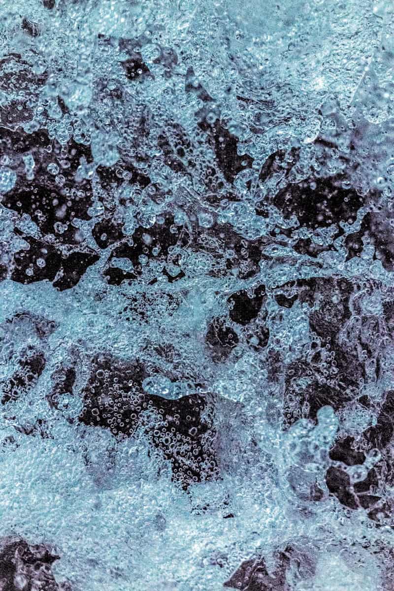 منظر قريب من الماء والصخور