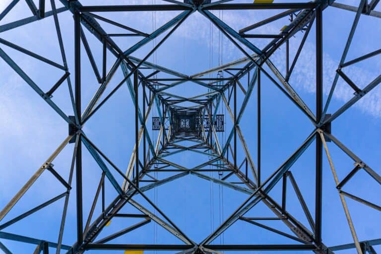 una alta estructura metálica con un cielo de fondo