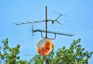 Close-up of an antenna mounted on a pole using industrial screws and bolts, demonstrating secure installation for optimal signal performance.