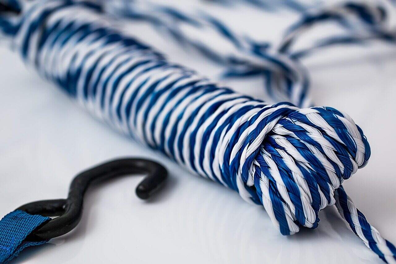 ski rope, nylon, tying, towing, cord, rope, hank, knot, fastening, securing, bind, tie, fasten, lashing, bundle, join, secure, pulling, marine, boating, tangled, blue security