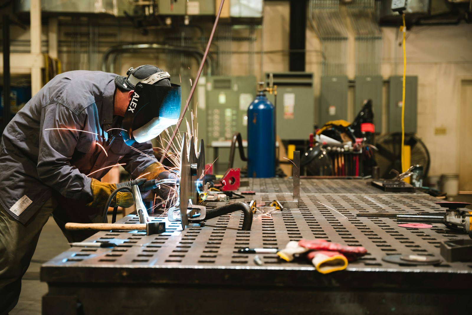 رجل يعمل على قطعة معدنية