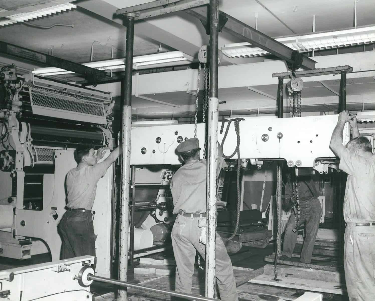 働く人々のグレースケール写真