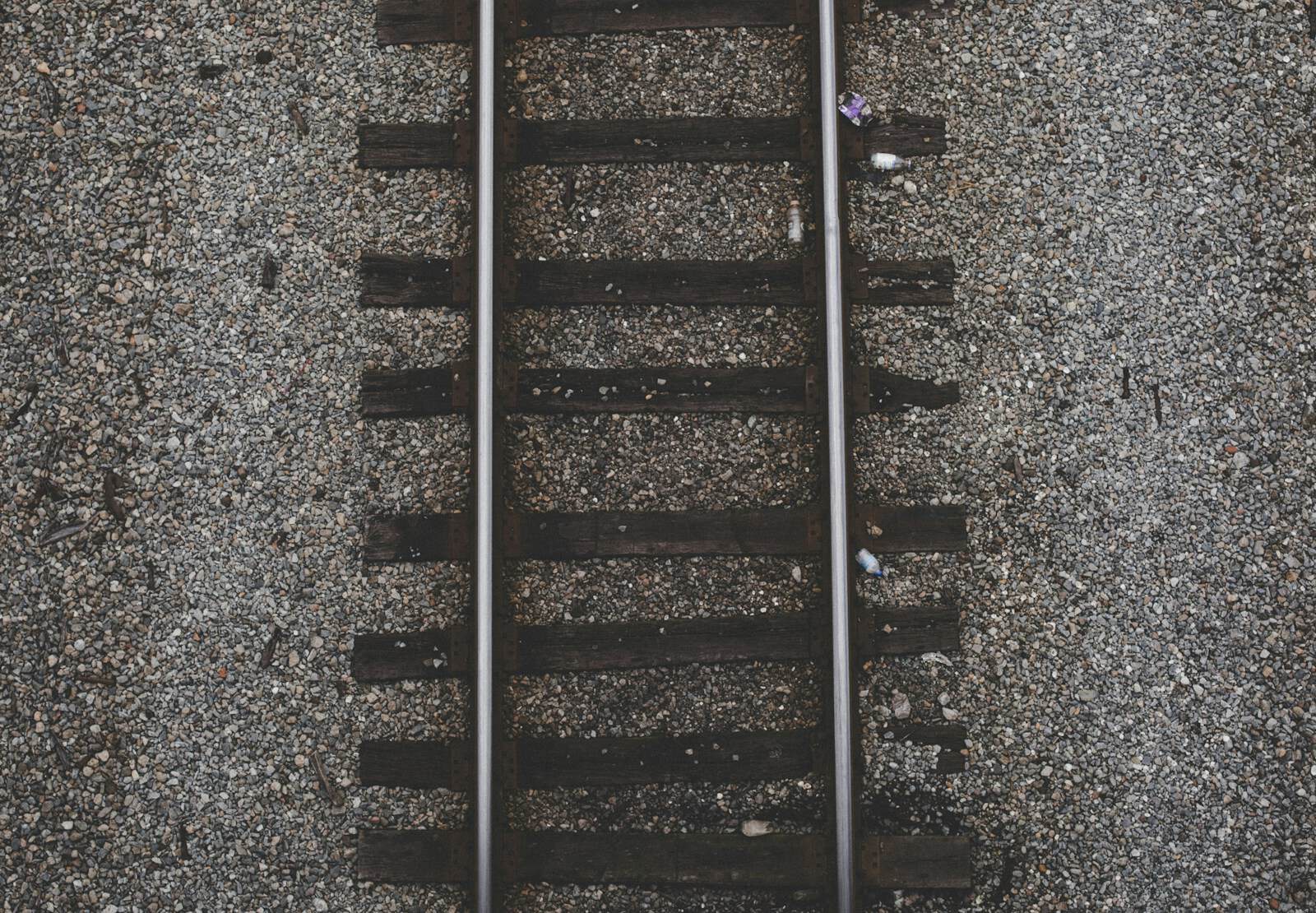 灰色のコンクリート床に灰色の金属棒